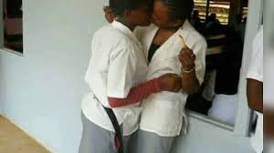 Lors de son acte pour le moins étrange, l'individu s'est pantalon baissé, il simulait un acte sexuel sur le capot du véhicule. Video Deux Eleves Ont Ete Surpris En Faisant L Amour Dans Une Salle De Classe Est Ce Normal Salle De Classe Eleve Classe