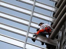Alain robert, known as the french spiderman climbs the highest building in the world, burj khalifa. Franzosischer Spiderman Erklimmt Hochstes Gebaude Der Welt Panorama
