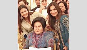 The revelation that the former first lady had a handbag collection worth millions of dollars has reminded filipinos of another former first lady with expensive tastes: Kajol Strikes A Pose With First Lady Of Malaysia 244012