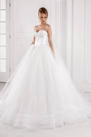 Daniel swarovski tarafından 1895 yılında kurulan swarovski, her yeni sezonda muhteşem koleksiyonlarıyla büyülemeye devam ediyor. Robe De Mariee Princesse Avec Cristaux Swarovski Oksana Mukha Paris