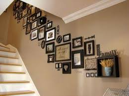 Vous Ne Savez Pas Comment Afficher Vos Magnifiques Photos Au Mur Ces 56 Idees Sont Pour Vous Deco Cage Escalier Deco Escalier Deco Entree
