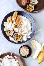 Reisflocken Porridge Mit Kokosmilch Karamellisierten Bananen Passionsfrucht Backbube Rezept Karamellisierte Bananen Lebensmittel Essen Brunch Rezepte