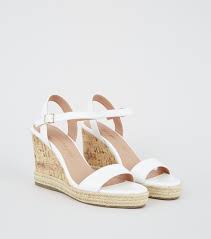 Trouvez chaussures compensees sur 2ememain ✅ avantageux pour tout le monde. Chaussures Blanches En Suedine A Deux Parties Et A Semelles Compensees En Liege Drest