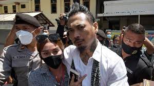 Jerinx dianggap mencemarkan nama baik idi dan melontarkan ujaran kebencian. Bebas Dari Penjara Jerinx Sid Pamer Foto Mesra Bareng Istri