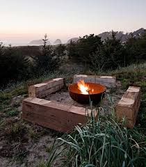 Wenn sie in ihrem senkgarten den sitzplatz planen, können sie aufstellmöbel nutzen oder feste sitzflächen mauern. Etwas Ausgefallene Ideen Fur Eine Feuerstelle Aus Metall Fur Den Aussenbereich Trendomat Com