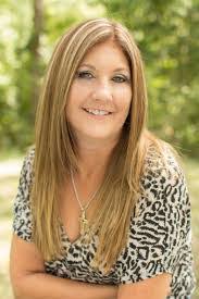 Renee Farris's Instagram, Twitter & Facebook