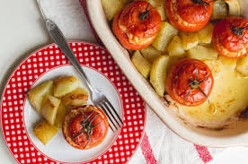 Servite i pomodori ripieni di tonno freddi, come secondo piatto, accompagnati da un contorno di rucola. Pomodori Ripieni 8 Ricette