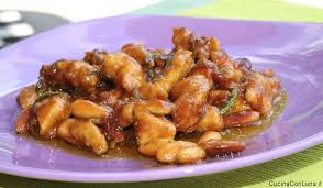 Pollo alle mandorle il pollo alle mandorle è uno dei piatti classici della cucina cinese, o meglio quella parte della cucina cinese che è arrivata anche a noi grazie ai numerosissimi ristoranti cinesi che hanno aperto nel nostro paese ormai da decenni. Pollo Alle Mandorle La Ricetta Lunamagazine