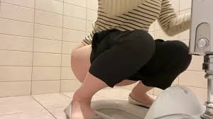 【盗撮】現役女子学生♡和式トイレで放尿