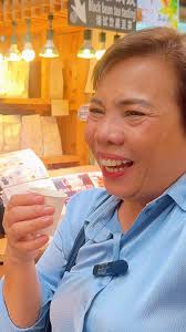 Break muna si Dr. Ray Meneses aka Chuckie Dreyfus sa kanyang hospital  duties sa APEX para makipagkulitan at makipag-aktingan kasama ang UH  Barkada! Panoorin ang video. #UnangHirit