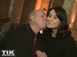 Reiner calmund hat sechs kinder aus drei ehen, seit 2003 ist er mit seiner dritten frau sylvia verheiratet, mit der er 2013 ein thailändisches mädchen adoptierte. Immer Noch Verliebt Druckt Reiner Calmund Sylvia Einen Dicken Kuss Auf Die Wange Tikonline De