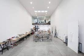 Por yulith almenarez con una conmovedora instalación hecha con vidrios rotos que evocan los nombres de los líderes sociales asesinados, la artista doris salcedo busca… Fabrica De Arte Estudio Doris Salcedo Granada Garces Arquitectos Archello