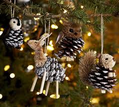 Avec quelques bombes de couleurs brillantes & paillettes et un minimum d'habileté on peut fabriquer une décoration de noël très originale et personnalisable à volonté. Diy Animaux En Pomme De Pin Chatelaine