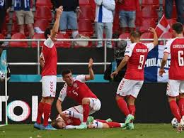 Menuda imagen de los jugadores de dinamarca evitando que salga nada en las cámaras y mientras rezando por su compañero. K31lwcaytd Qsm