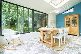 Cuisine intégrée entièrement équipée avec salle à manger, salon avec canapé convertible, buanderie, wc indépendant. La Renovation D Une Ancienne Ferme A Donne Cette Maison Contemporaine A La Decoration Pleine De Charme Planete Deco A Homes World