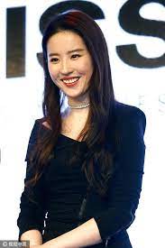 Tuy nhiên, nhiều người nhận xét rằng, với trang phục này, lưu diệc phi bị kém sắc và già hơn cả mỹ nam của hàn quốc. Tháº§n Tien Tá»‰ Tá»‰ LÆ°u Diá»‡c Phi Há»Ÿ Lá»£i Gáº§y TrÆ¡ XÆ°Æ¡ng 2sao