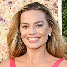 Margot Robbie: Seht hier ALLE ihre legendären Barbie-Looks der Press Tour  zum Film