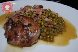Elles sont la version moderne des pommes de terre sous la cendre qui ont longtemps constitué le plat quotidien de nombre de paysans français et autres. Crepinettes De Porc Aux Petits Pois Et Lardons