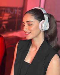 Music hits differently with a touch of sparkle! ✨ Love my very own custom  @beatsbydre Beats Solo 4 x Swarovski @swarovski headphones 💎🎧 #ad  #paidpartnership