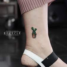 Một hình xăm ở chân có thể được lấy cảm hứng từ nhiều cách khác nhau như hình bông hoa, con bướm, dấu ngoặc kép… với nhiều màu sắc. Hinh XÄƒm Cá»• Chan Ná»¯ Mini