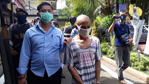 Bagaimanapun adzli berkata, penumpang belakang kereta itu iaitu anak berusia 21 tahun meninggal dunia ketika mendapat rawatan di hospital pagi tadi. Tusukan Gunting Dan Caci Maki Bapak Di Malang Saat Perkosa Anak Kandung