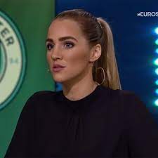 Såpass varmt att discoverys utsända blev svalkade när planskötaren skulle vattna plastmattan i halvtid. Kvinnliga Duon Blir I Kvall Historiska Inom Svensk Herrfotboll Forebilder For Unga Tjejer
