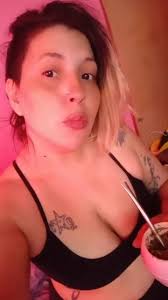 Hola buen domingo ya que no me donaron para la birra me tocó tomar mate...  Na mentira... Estoy tomando un buen Gancia vino por la mitad 😅