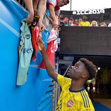 Bukayo saka is a professional footballer playing for arsenal fc and england national team. Bukayo Saka Wiki 2021 Girlfriend Salary Tattoo Cars Houses And Net Worth