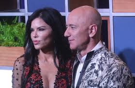 Lauren sanchez's brother is suing amazon ceo jeff bezos, claiming the billionaire defamed him by saying he leaked sexually explicit text messages to bezos accused the tabloid of using the photos to extort him, writing on medium that they offered to not publish them if he agreed to kill a story in the. Feds Say Jeff Bezos Girlfriend Sent Explicit Photos Of The Amazon Ceo To Her Brother Complex