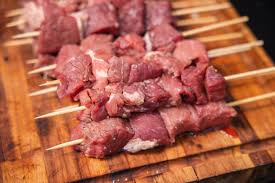 Receita de espetinho de carne e bacon para impressionar no churrasco