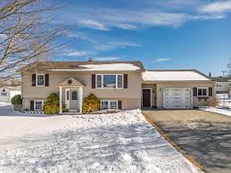 9 Plymouth Dr, Biddeford, ME 04005