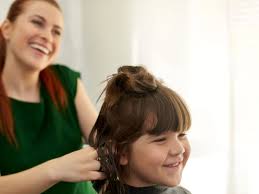 Bruno lienard, coiffeur pour enfants à paris, spécialiste de la coupe de cheveux pour enfants, coupe de cheveux bébé, coiffure enfant, coiffure bébé. Comment Couper Les Cheveux De Ses Enfants A La Maison Conseils Pour Garcons Et Filles Femme Actuelle Le Mag