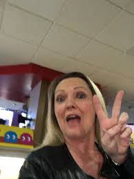 Donna Roff's Instagram, Twitter & Facebook