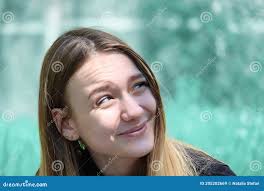 Retrato Adolescente De 15 Años Dulce Bello Y Alegre Mira Lejos Y Sonríe  Imagen de archivo