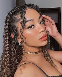 One can create and different stylish type of curly hairstyles. ð©ð¢ð§ð­ðžð«ðžð¬ð­ ð¨ð«ð¥ð±ð§ðžð¯ð¥ð² Hair Styles Aesthetic Hair Curly Hair Styles