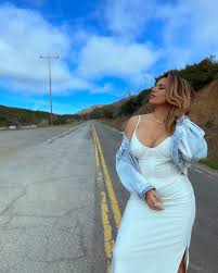 Dinah Jane Hansen - Free pics, galleries & more at Babepedia