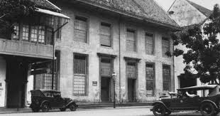 Batavia Toko Merah Hoofd Kantoor Van Den Berg 1730 In Old Jakarta I M So Glad To Get This Original Photo Of This Red Building Belanda Indonesia Sejarah