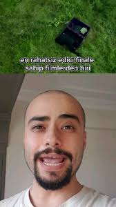 En rahatsız edici filmlerden biri bence bu film. Alt metnini iyice anlamak  için de tekrar tekrar izlemek gerekir. Hikayeyi özetleyen öyle sahne  geçişleri vardır ki, tekrar izleyip anladığında oha ...