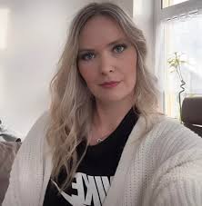 EDIT: please do not send me anymore pm for the moment. I received so many  pm over night, that I first want to answer them. I love the idea of  exchanging christmas(post)cards