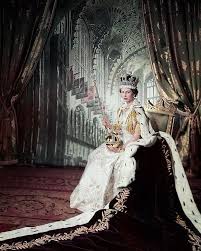 Le prove che la regina elisabetta ii del regno unito sta per lasciare il trono al figlio il principe carlo o al nipote il principe william. Queen Elizabeth S Coronation Gown L Abito Per L Incoronazione Che Fu Creato Da Norman Hartnell Principessa Elisabetta Regina Elisabetta Stemma Di Famiglia