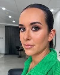 It's not easy being green… It's also not easy heading to Bali for work but  extending your stay a little 😂🌴✌🏻 Out of the office 6th-13th October✌🏻  #perthmakeupartist #makeupartistperth #perthmakeup #makeupperth  #hollymudgemakeupartist #