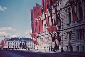 Arbeit macht frei is a german phrase meaning work brings freedom or work shall set you free/will free you or work liberates and, literally in english, work makes (one) free. Critican Al Gobierno De Brasil Por Usar Frase Similar A La Del Regimen Nazi