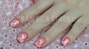 Desde tiempos inmemoriales, regalar rosas blancas significa lealtad, pureza, delicadeza, inocencia, evocan el amor más puro que puede sentir una pareja. Nail Art Vintage Flores Blancas Sobre Una Base Coral Sandra Cires Art
