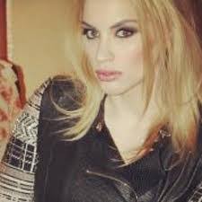 Renee Selleck's Instagram, Twitter & Facebook