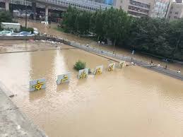 平常交通就比较堵的地方 下大雨的时候也堵了 水都漫出隧道了 看到视频今天把水抽出来后出来了好多好多车 不知道有没有人 太难了. Dmiif3kg1nlzbm