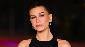 Hailey Bieber dévoile son baby bump dans une mini-robe moulante de la  marque de Kylie Jenner