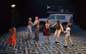 Varios intérpretes elogiaron esta hermosa canción con sus prestigiosas voces. Romeo Und Julia Beim Salzburger Young Directors Project Kippt Regisseur Mokhallad Rasem Shakespeare Komplett Uber Bord