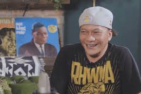 Tentu saja hal ini membuat mereka jadi kesulitan. Iwa K Kenang Benyamin Sueb Dan Musik Hip Hop Indonesia