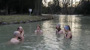 Freizeit Verrucktes Hobby Diese Munchner Baden Im Winter Im Eisbach Augsburger Allgemeine