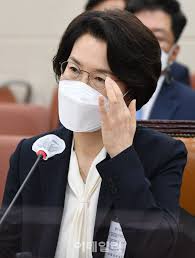 임혜숙 과학기술정보통신부 장관 후보자 연합뉴스 자료사진 국회 과학기술정보통신위원회 소속인 국민의힘 허은아 의원은 27일 임 후보자 제자의 2005년 석사학위 논문과 임 후보자의 남편 및 본인이 각각 1·3저자로 등재된 2006년 학술지 논문을 비교·분석한. A6ixpuliovfevm